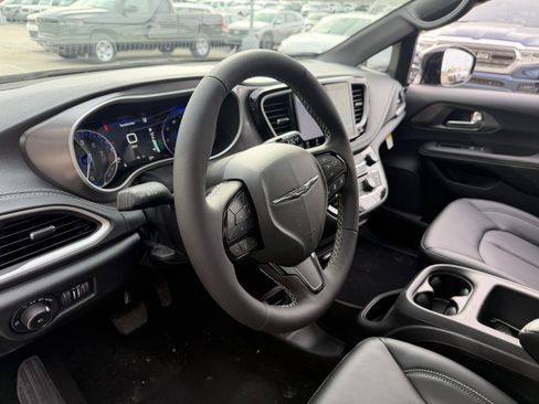New 2026 Chrysler Pacifica Select image 33