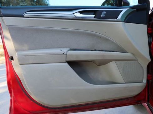 Used 2020 Ford Fusion SE image 12