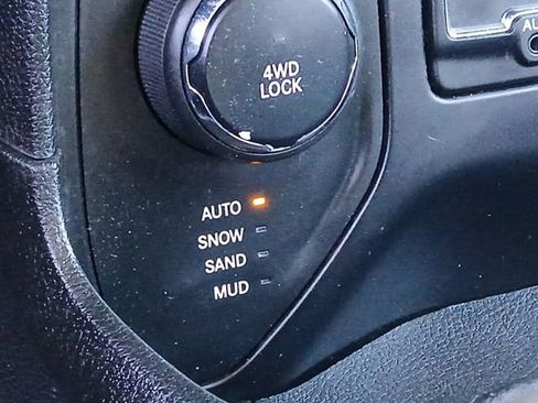 Used 2017 Jeep Renegade Limited image 17