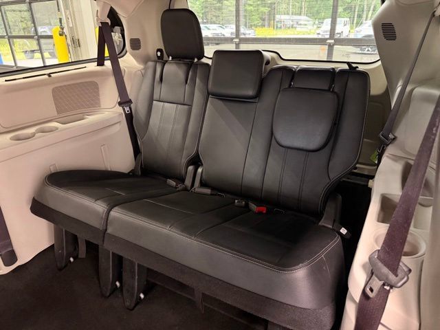 Used 2015 Chrysler Town & Country Touring-L w/ Driver Convenience Group FWD image 17