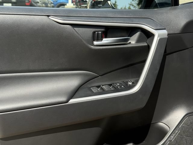 Used 2025 Toyota RAV4 XLE FWD image 25