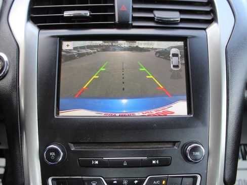 Used 2017 Ford Fusion SE w/ Fusion SE Technology Package FWD image 19