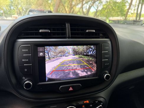 Used 2025 Kia Soul LX w/ LX Technology Package FWD image 22