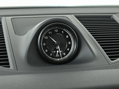 Certified 2025 Porsche Macan image 12