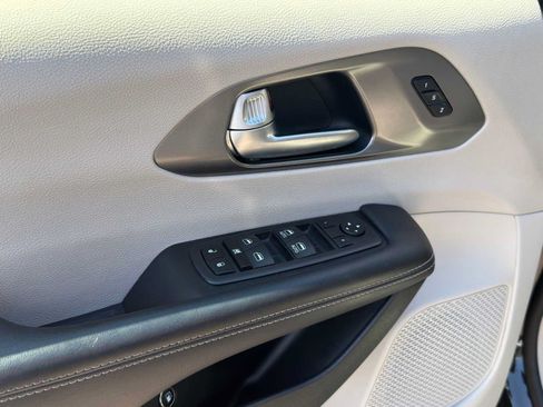 Used 2023 Chrysler Pacifica Touring-L FWD image 14