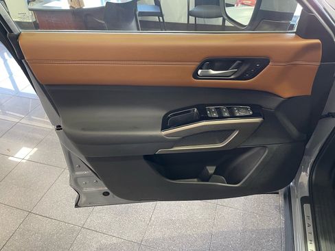 Used 2025 Nissan Pathfinder Platinum FWD image 23