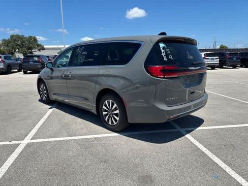 Used 2023 Chrysler Pacifica Touring-L FWD image 3