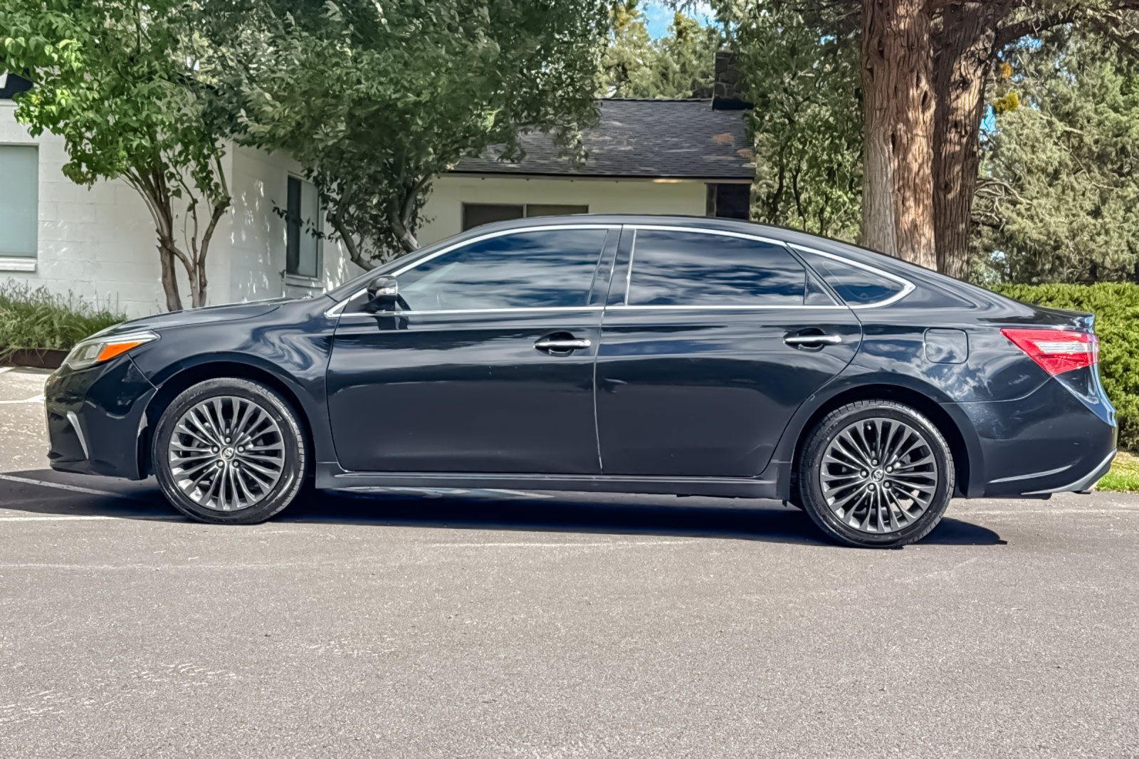 Used 2016 Toyota Avalon Touring FWD image 8