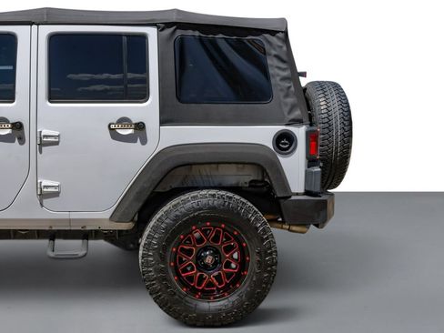 Used 2016 Jeep Wrangler Unlimited Sahara w/ Connectivity Group AWD/4WD image 11