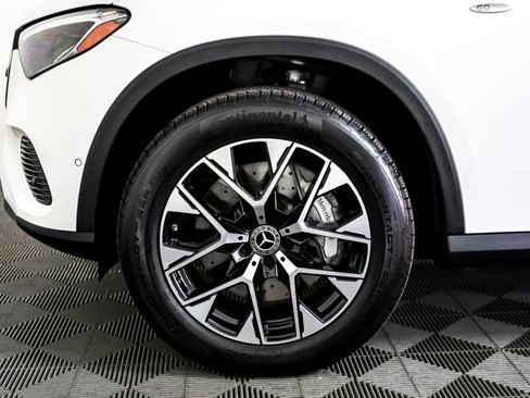 Used 2025 Mercedes-Benz GLC 350e 4MATIC image 4