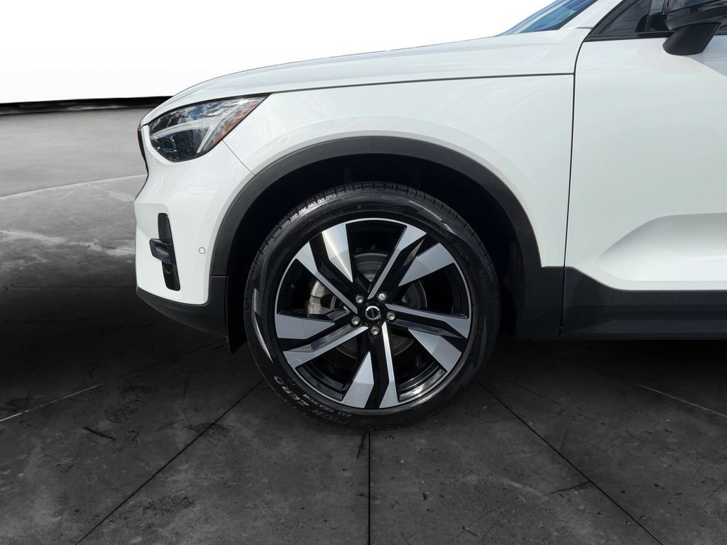 Used 2023 Volvo XC40 B5 Plus w/ Driver Assist Package AWD/4WD image 14