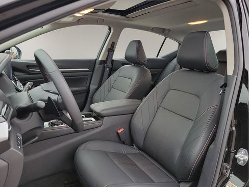 Used 2024 Nissan Altima 2.5 SR w/ SR Premium Package FWD image 11