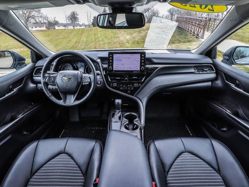 Used 2023 Toyota Camry SE image 2