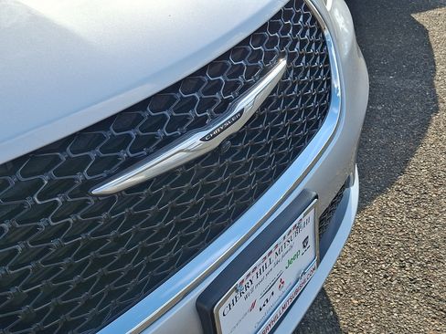 Used 2023 Chrysler Pacifica Touring-L FWD image 4
