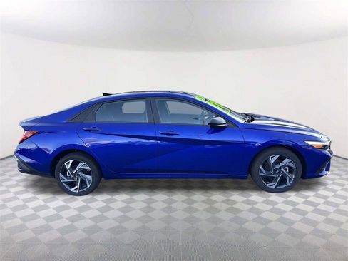 Used 2025 Hyundai Elantra SEL image 4