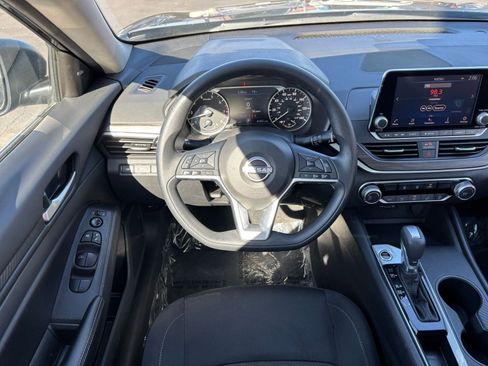 Used 2025 Nissan Altima 2.5 SV image 34