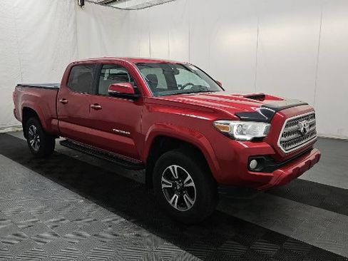 Used 2017 Toyota Tacoma TRD Sport AWD/4WD image 3