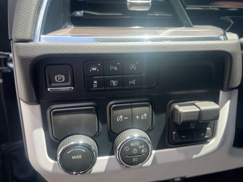 Used 2025 Chevrolet Tahoe Premier RWD image 18
