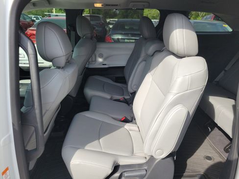 Certified 2025 Toyota Sienna XLE FWD image 27