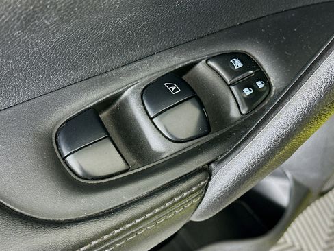 Used 2020 Nissan Rogue Sport SV image 15