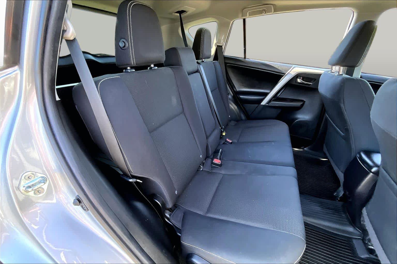 Used 2018 Toyota RAV4 XLE AWD/4WD image 19