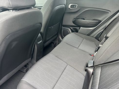 Used 2023 Hyundai Venue SE image 12