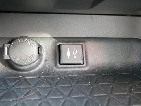 Used 2019 Toyota RAV4 LE w/ Carpet Mat Package AWD/4WD image 33