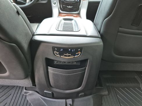 Used 2020 Cadillac Escalade Premium Luxury RWD image 35