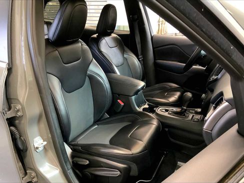 Used 2019 Jeep Cherokee Latitude Plus w/ Cold Weather Group image 7