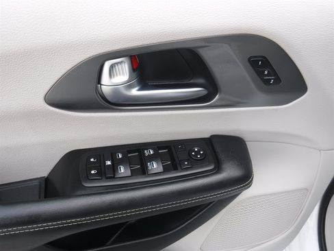 Used 2023 Chrysler Pacifica Touring-L image 16