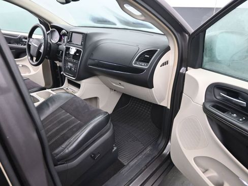 Used 2015 Chrysler Town & Country Limited image 17