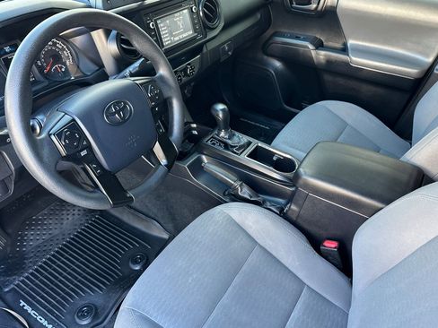 Used 2018 Toyota Tacoma SR image 10