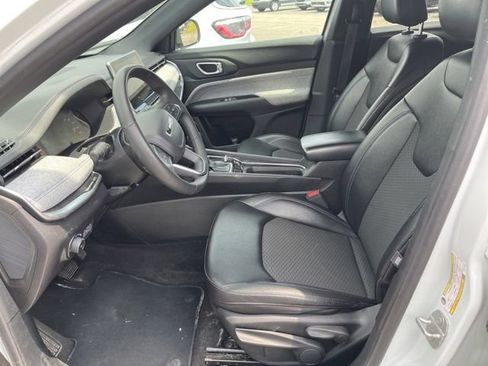Used 2024 Jeep Compass Latitude AWD/4WD image 8