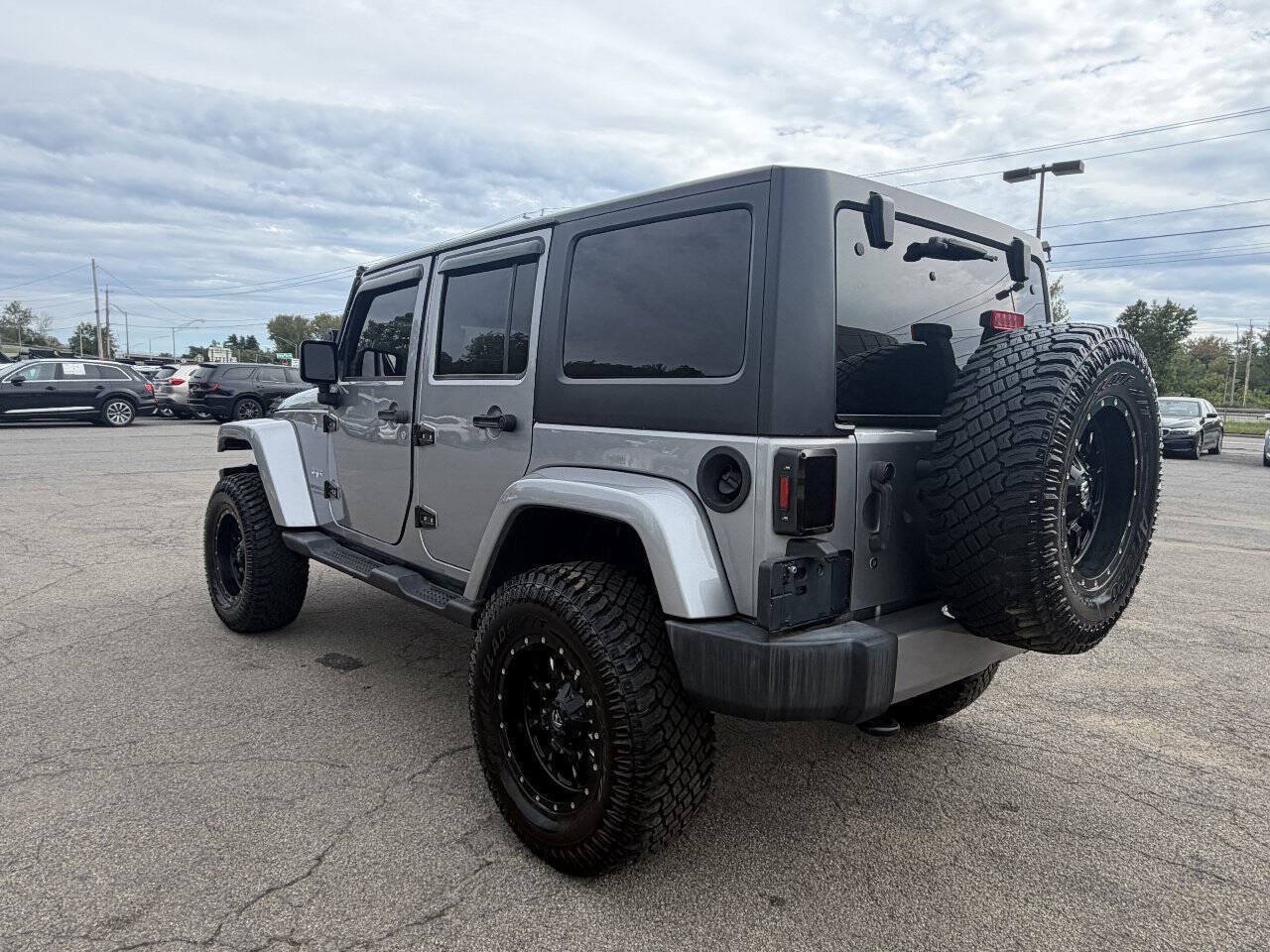 Used 2017 Jeep Wrangler Unlimited Sahara AWD/4WD image 4