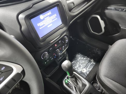 Used 2018 Jeep Renegade Latitude image 24