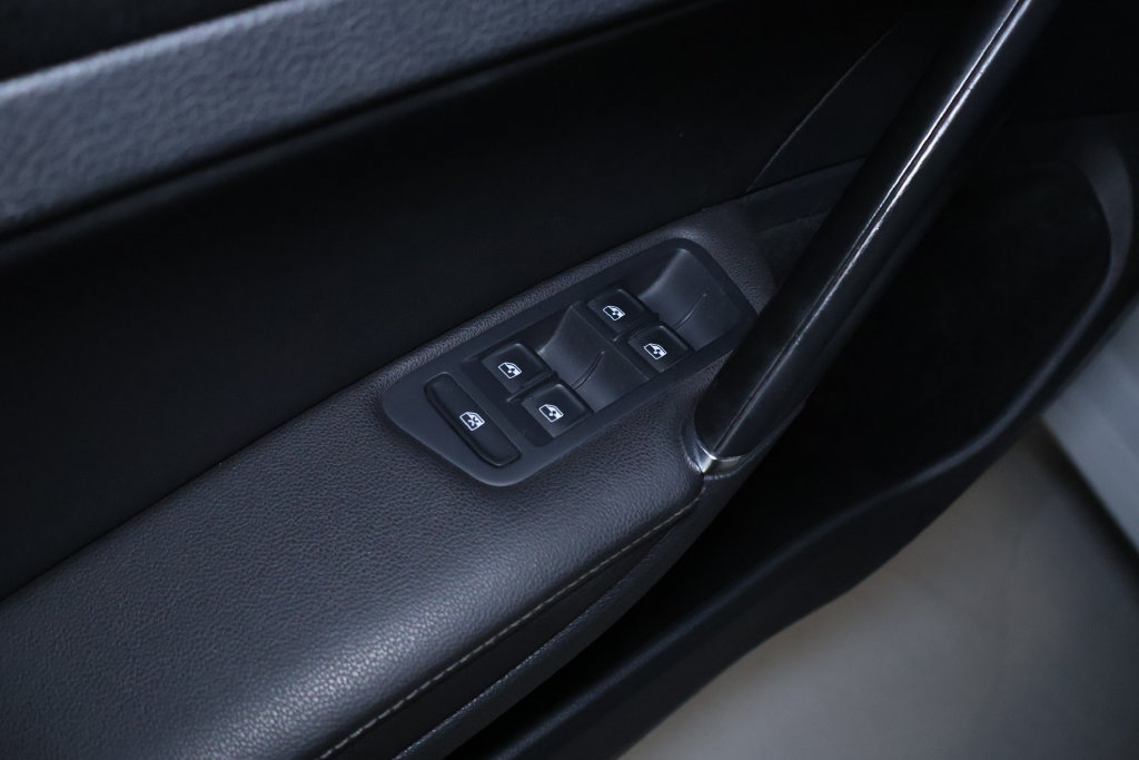 Used 2019 Volkswagen Golf SE FWD image 14