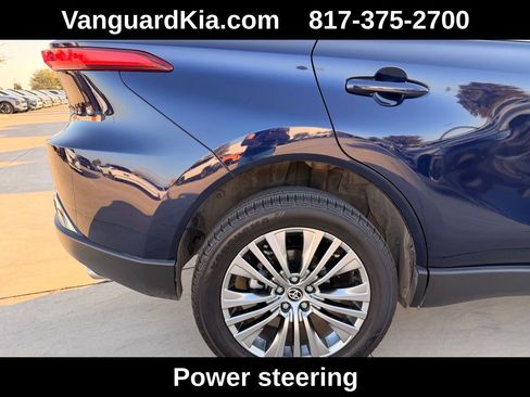 Used 2022 Toyota Venza Limited image 10