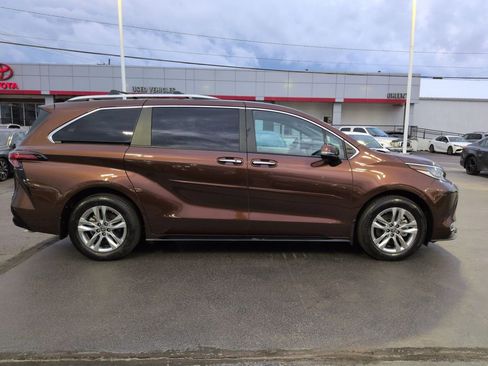 Used 2024 Toyota Sienna Limited image 6