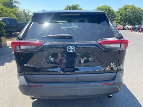 Used 2021 Toyota RAV4 LE AWD/4WD image 5