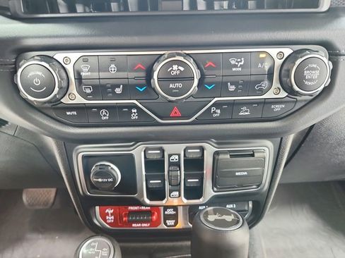 Used 2024 Jeep Wrangler Unlimited Rubicon AWD/4WD image 32
