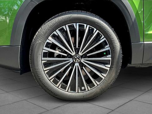 New 2025 Volkswagen Taos SE image 11