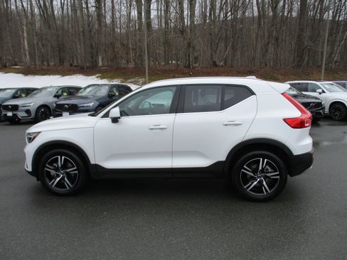 Used 2025 Volvo XC40 B5 Core image 8