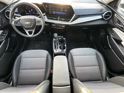 Used 2025 Chevrolet Trax LT w/ LT Convenience Package image 17