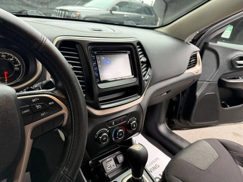 Used 2016 Jeep Cherokee Sport FWD image 7