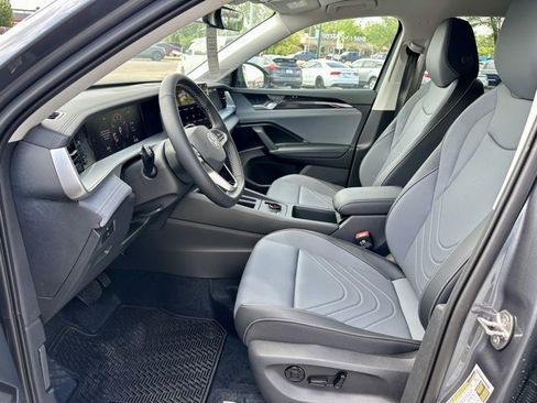 New 2025 Volkswagen Tiguan SE image 12