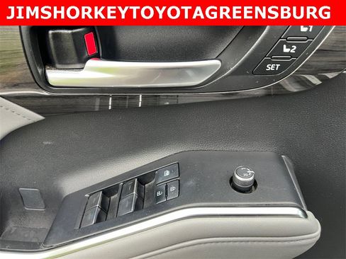 Used 2021 Toyota Highlander Limited image 14