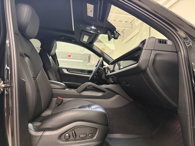 Certified 2025 Porsche Cayenne E-Hybrid w/ Premium Package Plus AWD/4WD image 30
