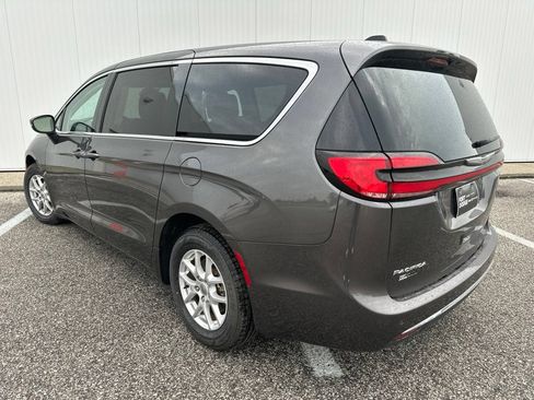 Used 2023 Chrysler Pacifica Touring-L FWD image 5
