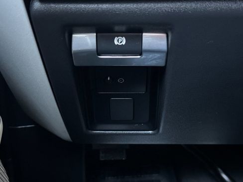 Used 2023 Land Rover Defender 130 X-Dynamic SE image 33