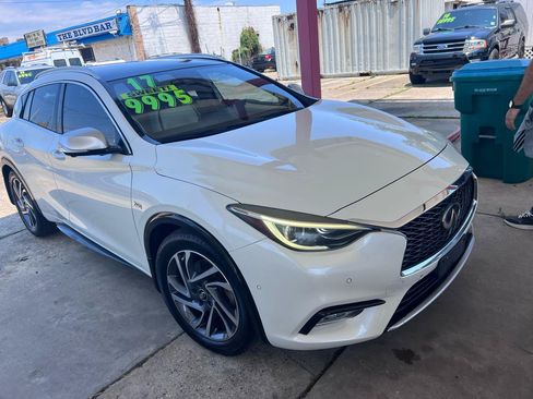 Used 2017 INFINITI QX30 Premium w/ Technology Package FWD image 2